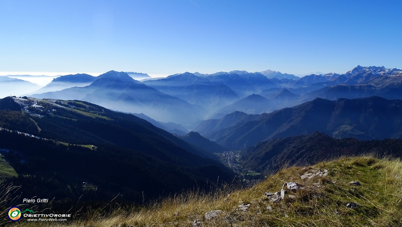 69 Dal Pizzo Badile ampia vista a sud.JPG -                                